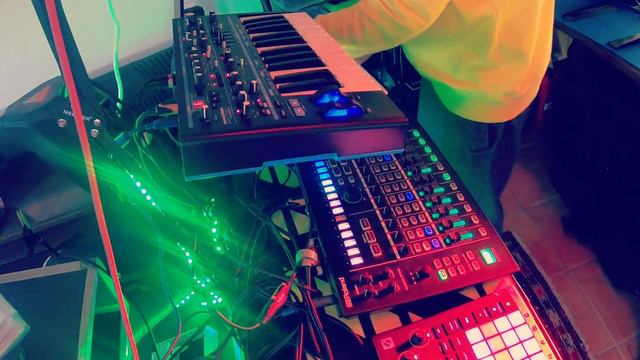 Novation Circuit Tracks, Bass Station 2 and Korg Minilogue - Dark Ambient Jam смотреть онлайн