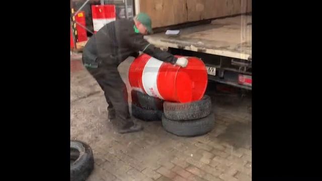 Как разгрузить бочку 200 кг одному - лайфхак смотреть онлайн