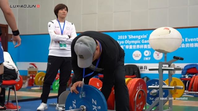 KUO Hsing-Chun vs DENG Wei, warm-up + DENG's 117 WR Snatch (Part 1) смотреть онлайн