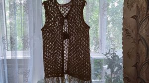 Безрукавка спицами для лета. Простой узор , простая выкройка. Только два плечевых шва..mp4