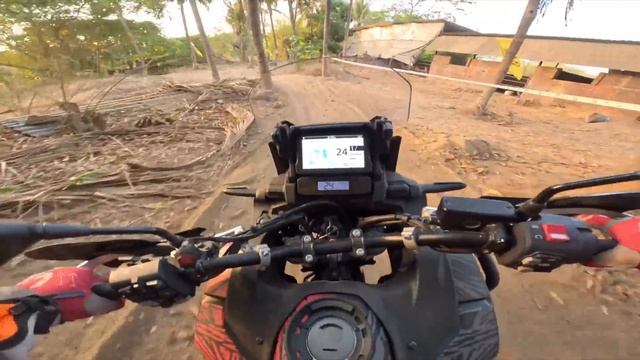 Africa Twin Crashed While Off Road, Bike Sand Me Out of Control Ho Gayi смотреть онлайн