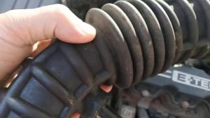 Заменой патрубка воздушного фильтра устранил перебои в авто