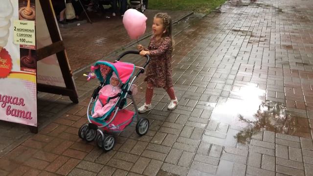 Милана гуляет в парке с куклой и коляской / Milana walks in the Park with a doll and a stroller смотреть онлайн