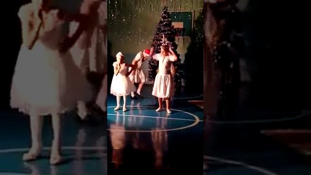 Мальчики оделись в костюм девочки и танцуют танец снежинки смотреть онлайн