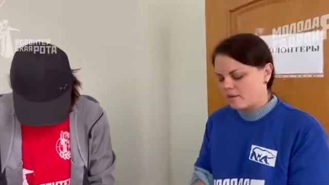Российские девушки-волонтеры помогают жителям Харьковской области смотреть онлайн