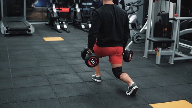 Dumbbell Walking Lunge смотреть онлайн