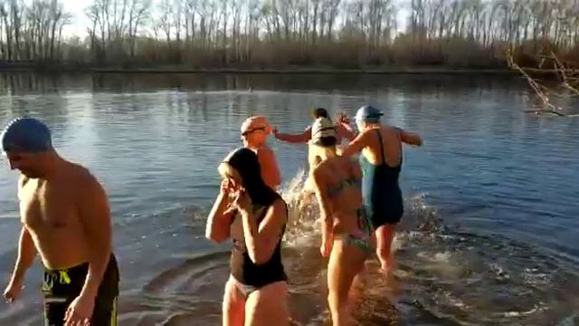 моржи столицы в ледяной воде +1 градус в Москва реке 1.12.2019 смотреть онлайн