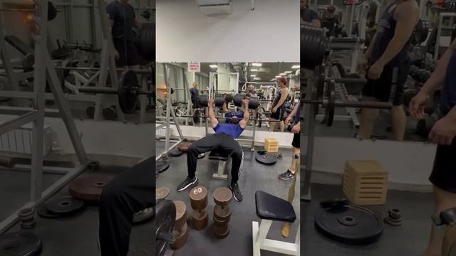 ЖИМ ГАНТЕЛЕЙ 70 КГ смотреть онлайн