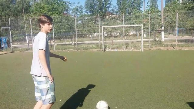 Попал в угол ворот не смотря на них.