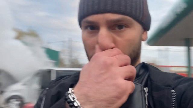В Энгельсе на заправке сгорел минивэн смотреть онлайн