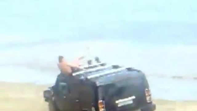 На Хаммере по пляжу! смотреть онлайн