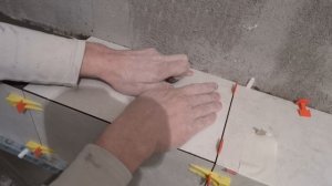Как уложить крупноформатную плитку в ванной комнате DIY.