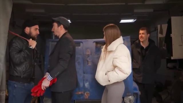 Каха и Серго меняют девушке прокладку смотреть онлайн