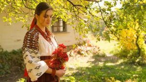 В саду гуляла,квіти збирала.