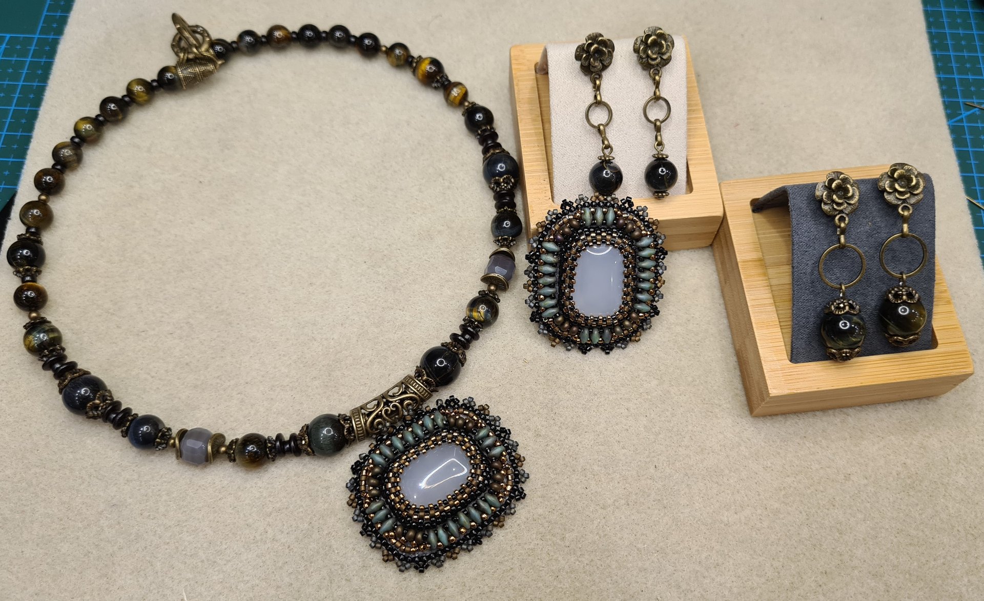 Как сплести кружево для кулона. Собираю чокер и серьги из серии Невеста сокола смотреть онлайн