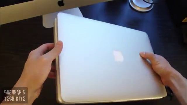 New MacBook Air 13 Inch Unboxing and Start Up 2010 смотреть онлайн