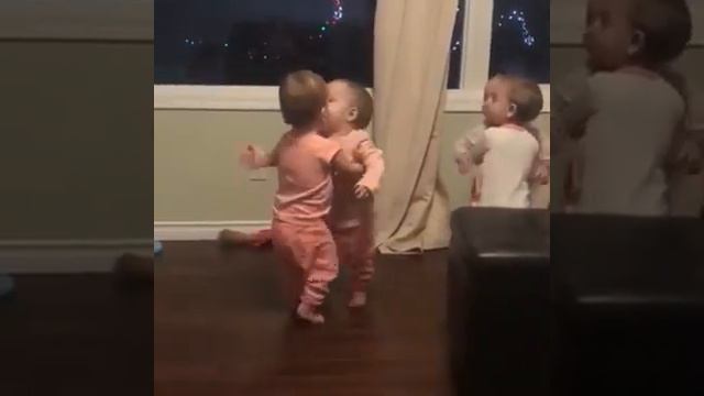 Детишки любят обнимать друг друга😍😍 смотреть онлайн