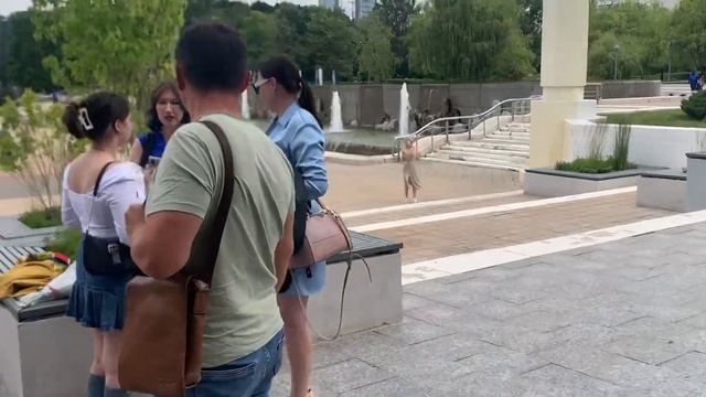 Выпускники Университета Дружбы Народов (РУДН) отмечают окончание Университета, г. Москва, 27.06.202 смотреть онлайн