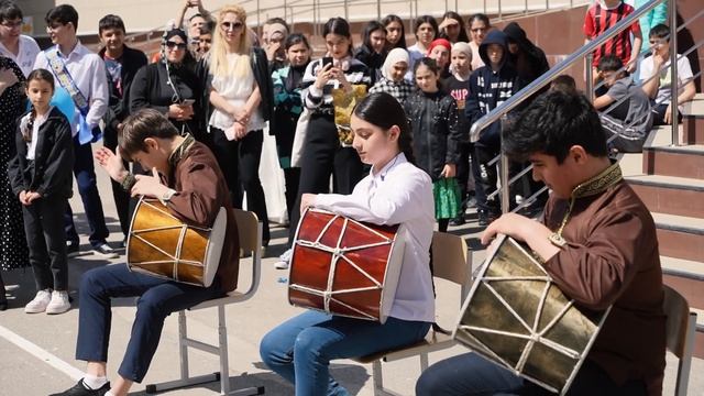 Последний звонок в 10 школе г Махачкалы 2022 г 11 б кл смотреть онлайн