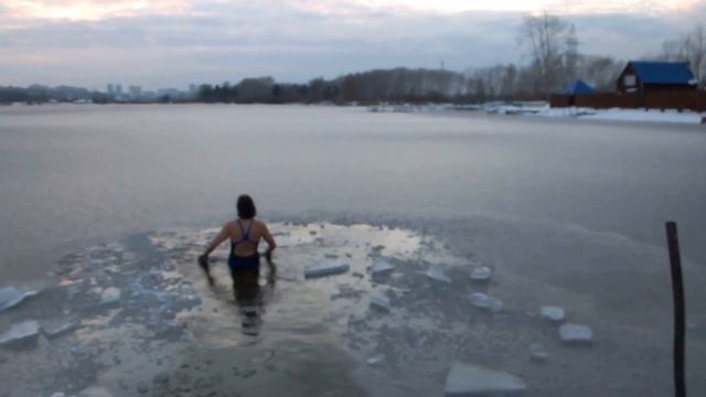 Первая прорубь, зимняя ледяная вода - бесплатный источник здоровья!!! 2.11.16г. смотреть онлайн