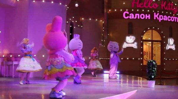 A small show for kids Hello Kitty in the theme park "Island of Dreams "(fragment #4).