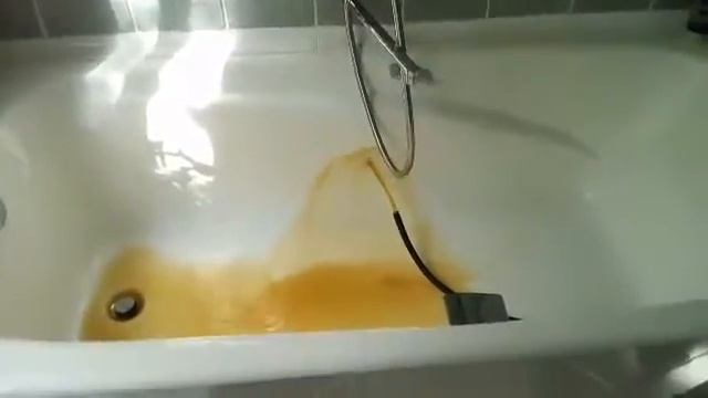 Слив воды с натяжного потолка. Через шланг в отверстие по люстру. смотреть онлайн