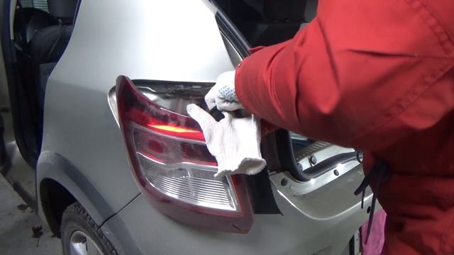 Renault Sandero Stepway. Установка парктроника самостоятельно.mp4