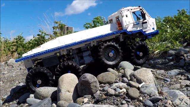 LEGO Technic Tatra T813 8x8 PROFA смотреть онлайн