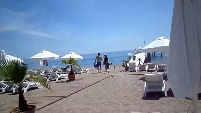 Кормим речных и морских рыбок.Silence Beach Resort смотреть онлайн