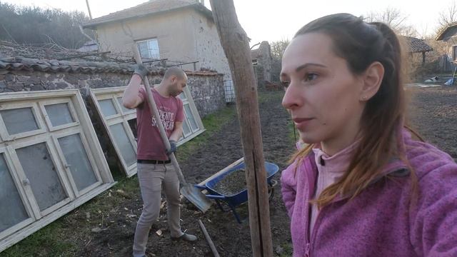 Хепи ли е животът на село? Проект: къща за цветя от стари дограми - Happy Green Family еп.12 смотреть онлайн