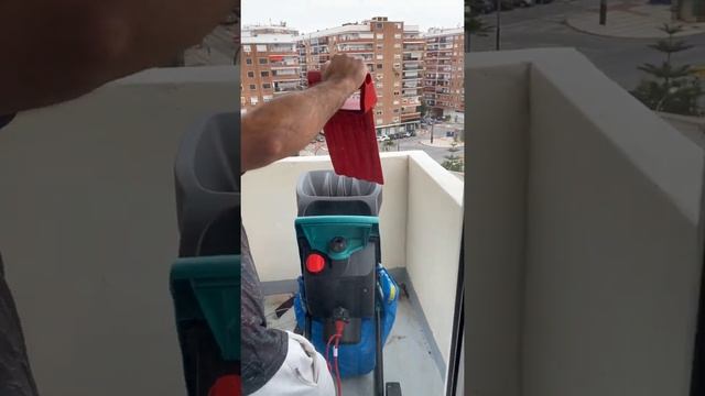 Trying the Bosch AXT rapid 2200 wood chipper смотреть онлайн