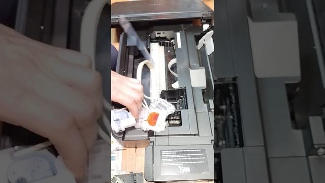 Убираем воздух с аккумуляторов красок со струйного принтера EPSON | часть 6 смотреть онлайн