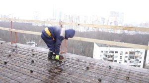 Крючок против пистолета. Вяжем арматуру считаем узлы. Пистолет для вязки арматуры на площадке.