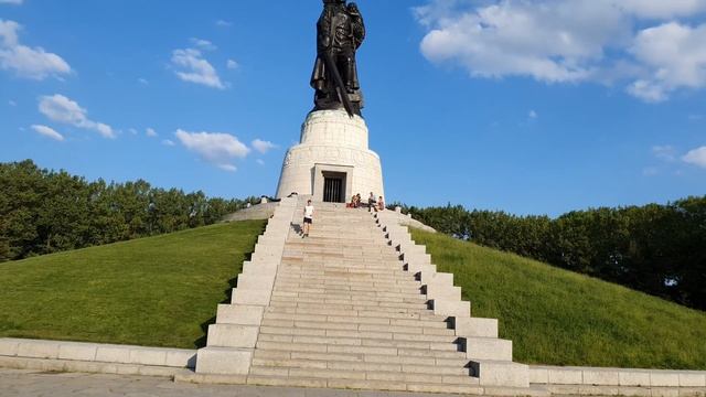 Das Sowjetische Ehrenmal im Treptower Park in Berlin смотреть онлайн
