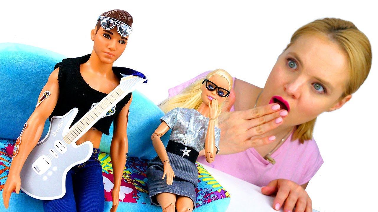 Барби хочет стать журналистом! — Видео для девочек, как Барби берет интервью у Кена МУЗЫКАНТА смотреть онлайн