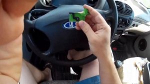 Лада Калина. Фиксатор разъёма панели приборов.