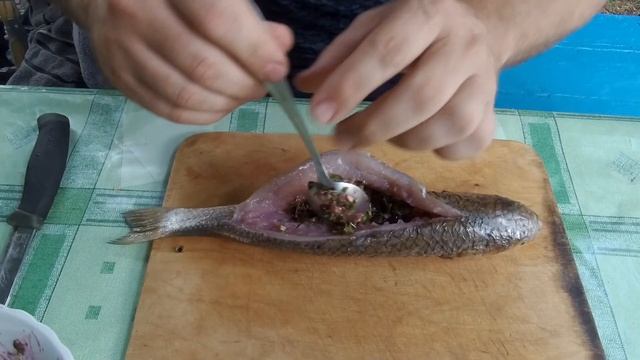 Пиленгас (пеленгас или пелингас) на углях с травами и черной смородиной 28 07 2020 смотреть онлайн