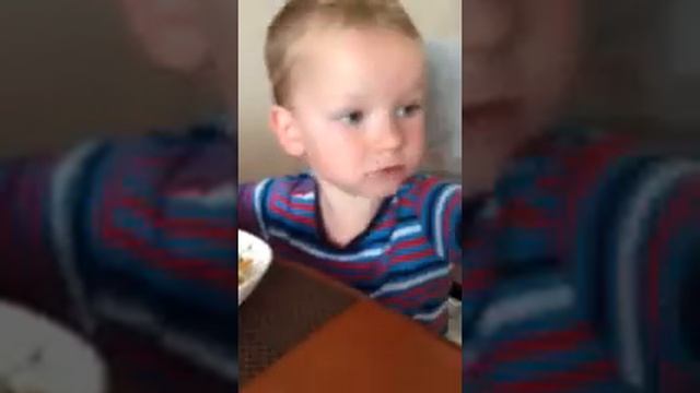 Ребёнок кушает сам в 2 года Илья Рюмин смотреть онлайн
