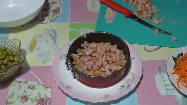 салат с копченой курочкой, корейской морковкой слоями смотреть онлайн
