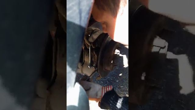 Прикипевший тормозной диск смотреть онлайн