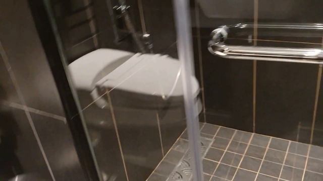 New Honest Hotel Review in Dubai смотреть онлайн