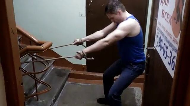 Функциональная тренировка в подъезде) С резинкой-эспандером смотреть онлайн