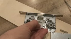 Как перевернуть язычок замка "vantage accessory" в двери из Леруа Мерлен.