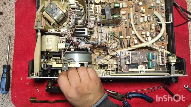 Ремонт магнитофона Маяк-240С1, замена пасика привода счетчика смотреть онлайн