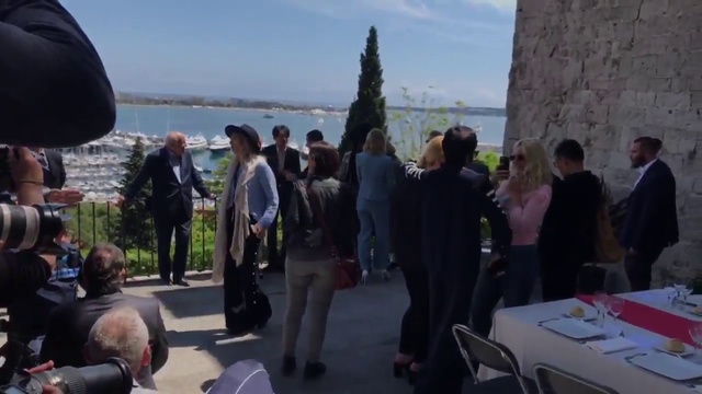 Another video of Kristen and Cannes jury members arriving at the traditional смотреть онлайн