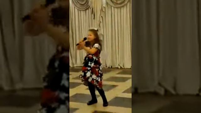 Младшая сестра поёт песню для молодоженов смотреть онлайн