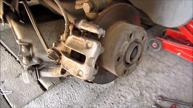 Ремонт и переборка заднего суппорта на АУДИ 100 С4 кватро Часть 1 1 смотреть онлайн