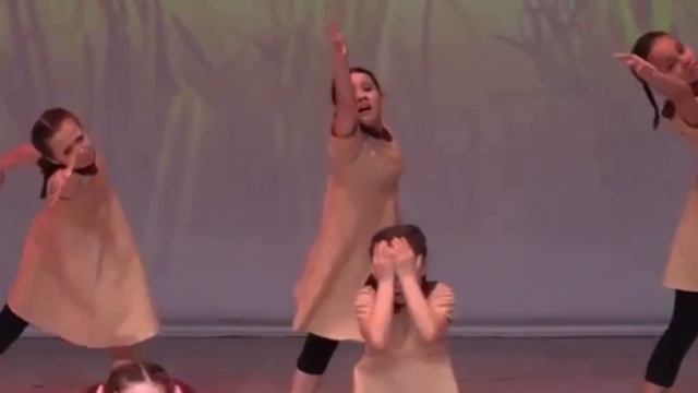 Коллектив современного танца "Взгляд". Номер "Те страшные дни" смотреть онлайн