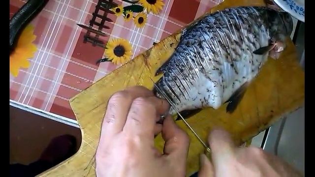 Как правильно разделать карася, чтобы не было ости (косточек - метелок) смотреть онлайн