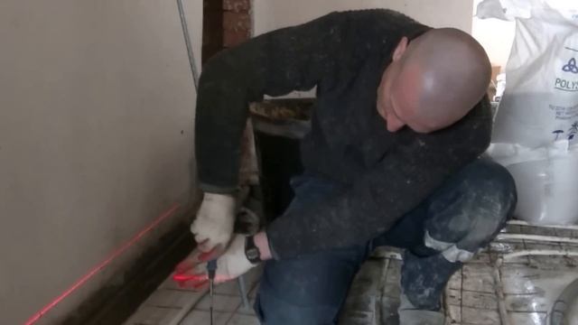 Натурные испытания КРЕПЛЕНИЙ для штукатурных маяков" КРЕММЕР" при заливке ЧИСТОВОЙ стяжки пола . смотреть онлайн